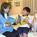 「頑張ったご褒美やね」。本の完成を喜ぶ新宅佑輔さん（右）と母の雅美さん＝神戸市西区