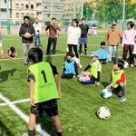 親子19組がサッカー満喫　元Jリーガーから基本学ぶ　神戸