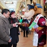 買い物客に人権週間をＰＲするモーヴィ＝神戸元町商店街