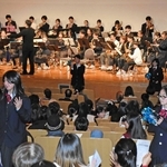 吹奏楽団、夜のホールで練習　コベカツでの活用へ実証実験　生徒らがステージで音響確認