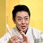 「笑売繁盛～福を呼び込む法」と題して講演する落語家の桂三若さん＝１１日、神戸市中央区波止場町、神戸メリケンパークオリエンタルホテル（撮影・斎藤雅志）