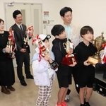 贈呈式で毛利マークの藤井淳史社長（右端）からトロフィーを受け取る各団体の代表者ら＝センタープラザ西館