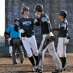 決勝で５回裏に本塁打を放ち、チームメートと喜ぶ後藤回漕店の阿比留拳選手（右から３人目）＝Ｇ７スタジアム神戸