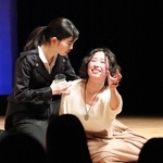 フランス語で迫力あるミュージカルを演じる神戸国際中学・高校の生徒たち＝神戸新聞松方ホール