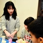 子どもたちに大人気のスライム作り。笑顔があふれ、会話がはずむ＝神戸市長田区東尻池町４