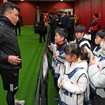 小学生記者がラグビー選手の取材に挑戦!　スティーラーズ開幕戦に合わせ「神戸新聞デー」開催