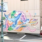 まち発展願い　泳ぐクジラ、市民…トアロードのビルに巨大壁画　須磨出身・メジュさん描く　神戸