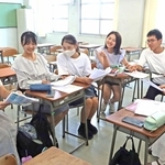 細かい表現にこだわり、意見を交わしながら英訳に取り組む文芸部の生徒＝長田高校