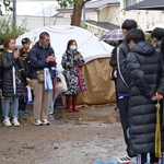 レースを終えた選手に拍手を送る保護者ら＝京都市右京区西京極新明町