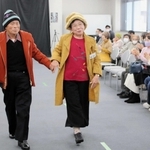 高齢者、こだわり衣装でランウエー　長田区役所で60人がファッションショー