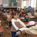 担任教諭から児童１人１人に通知表が手渡された＝長田南小学校