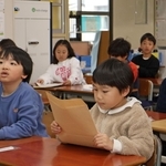 通知表をじっくり読む児童＝長田南小学校