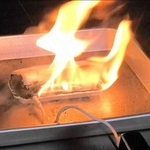 リチウムイオン電池が使われているモバイルバッテリーが出火する様子（神戸市消防局提供）