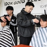 思い思いに要望を伝えてカットしてもらうサッカー部員＝神戸弘陵学園高校