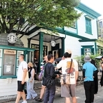 多くの人でにぎわう異人館街のスターバックスコーヒー＝神戸市中央区北野町３