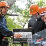 滝山城跡に解説板を設置する参加者ら＝神戸市中央区