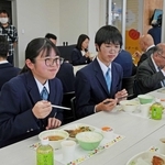 試食会で温かい給食を楽しむ鈴蘭台中学校の生徒ら＝神戸市西区美津が丘７