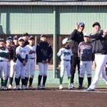 バッティングを披露する今朝丸裕喜選手（右から３人目）ら＝神戸市須磨区弥栄台５、Ｇ７スタジアム神戸