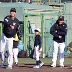 小学生に混ざってキャッチボールをする今朝丸裕喜選手（左）ら＝神戸市須磨区弥栄台５、Ｇ７スタジアム神戸