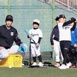 小学生のバッティングを見守る今朝丸裕喜選手（左端）ら＝Ｇ７スタジアム神戸