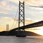 神戸から望む淡路島。瀬戸内海に架かる明石海峡大橋が夕焼けに映える＝神戸市垂水区東舞子町
