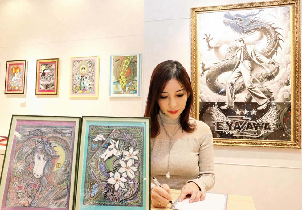 力強く歌う矢沢永吉さん、繊細に表現 ボールペン画家・橋本さんが個展