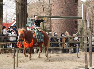 装束姿で流鏑馬を披露する前田浩樹さん＝六甲山牧場