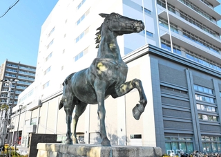 勇壮な馬の銅像。騎手の帰還は実現するのか＝神戸市兵庫区荒田町１、湊川公園
