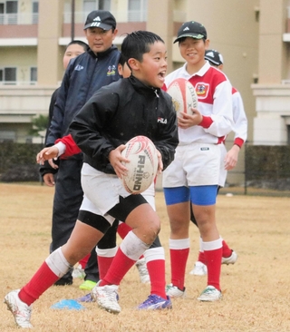 スピード感あふれる動きを見せる選手たち＝神戸市東灘区向洋町中３
