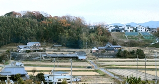 うっそうと木々に覆われる茶臼山城跡。右手奥には上津台のニュータウンが広がる＝神戸市北区赤松台１から