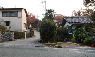 大正時代に建てられた別荘（右手前）などが残る集落。「有馬緑川文化村」と呼ばれていた＝神戸市北区有馬町