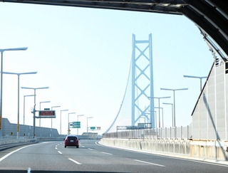 神戸市の境界を出て、明石海峡大橋に差しかかる＝明石海峡大橋