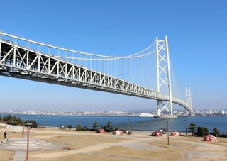 淡路市と神戸市の境界をつなぐ明石海峡大橋＝道の駅あわじ