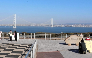 淡路市と神戸市の境界をつなぐ明石海峡大橋＝淡路ＳＡ