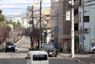 住宅街が広がる神戸市の東端付近。芦屋市に入ると歩道に街路樹が並ぶ＝東灘区深江北町１