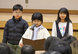 始業式で３学期の目標を発表する児童ら＝神戸市中央区宮本通２、宮本小学校