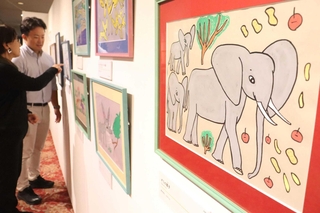 障害者による絵画作品などが並ぶこころのアート展＝神戸市北区しあわせの村