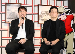 ユーハイムの河本英雄社長（右）と対談するバサラマインツの岡崎慎司監督＝神戸市中央区新港町