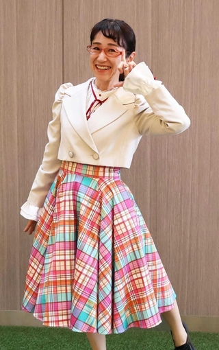 税理士とお笑い芸人の二足のわらじを履く税理士りーなさん＝中央区北野町１