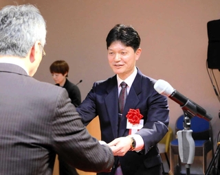 「技術業績賞」を受けた藤田淳さん＝県立神戸生活創造センター