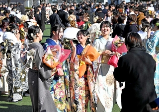 振り袖を着て「はたちを祝う会」に出席する若者たち＝神戸市兵庫区御崎町１（撮影・風斗雅博）