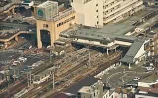 プラットホームが損壊したＪＲ芦屋駅＝１９９５年１月１８日