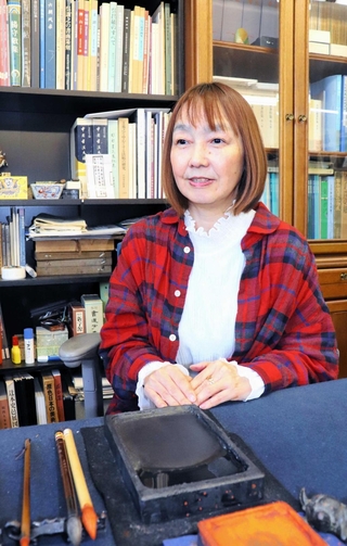 指導する書道教室で、阪神・淡路大震災の記憶を振り返る和田彩さん＝神戸市灘区森後町１