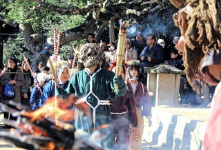 たいまつを手にした鬼や子どもたちによる子鬼が舞を披露した追儺式＝性海寺