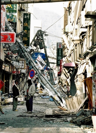 激震の直後の三宮の繁華街。和田彩さんらは、この辺りを抜けて西へ向かったという＝１９９５年１月１７日