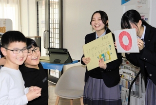 生徒が考えたクイズに挑戦し、火事の対処方法を学ぶ児童＝神戸野田高校