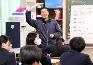 生徒の前で被災体験を明かす上田元章さん。「あなたのまちで後世に残したいことは」と問いかけた＝垂水中学校