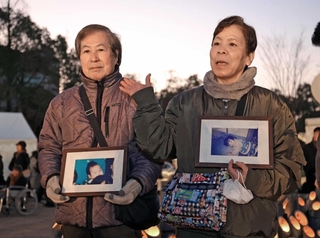 ３歳と１歳で亡くなったわが子の思い出を振り返る柴田昭夫さん（左）と妻のやす子さん＝１７日午前６時４５分、東遊園地（撮影・中西幸大）