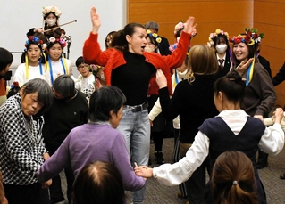 ウクライナからの避難者を囲み、輪になって踊る参加者＝ＪＩＣＡ関西