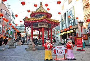 老朽化で修繕が予定されている南京町の「あづまや」＝神戸市中央区栄町通１